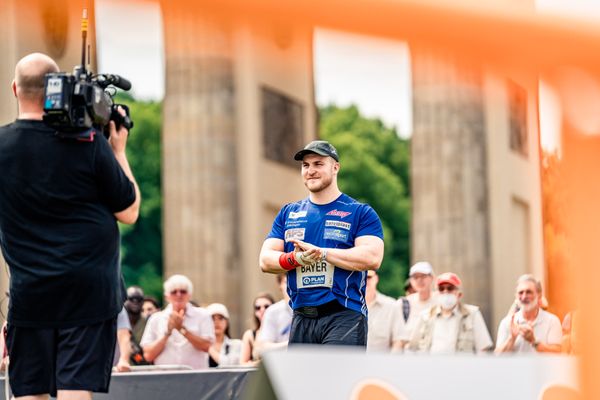 Simon Bayer (VfL Sindelfingen) beim Kugelstossen waehrend der deutschen Leichtathletik-Meisterschaften auf dem Pariser Platz am 24.06.2022 in Berlin